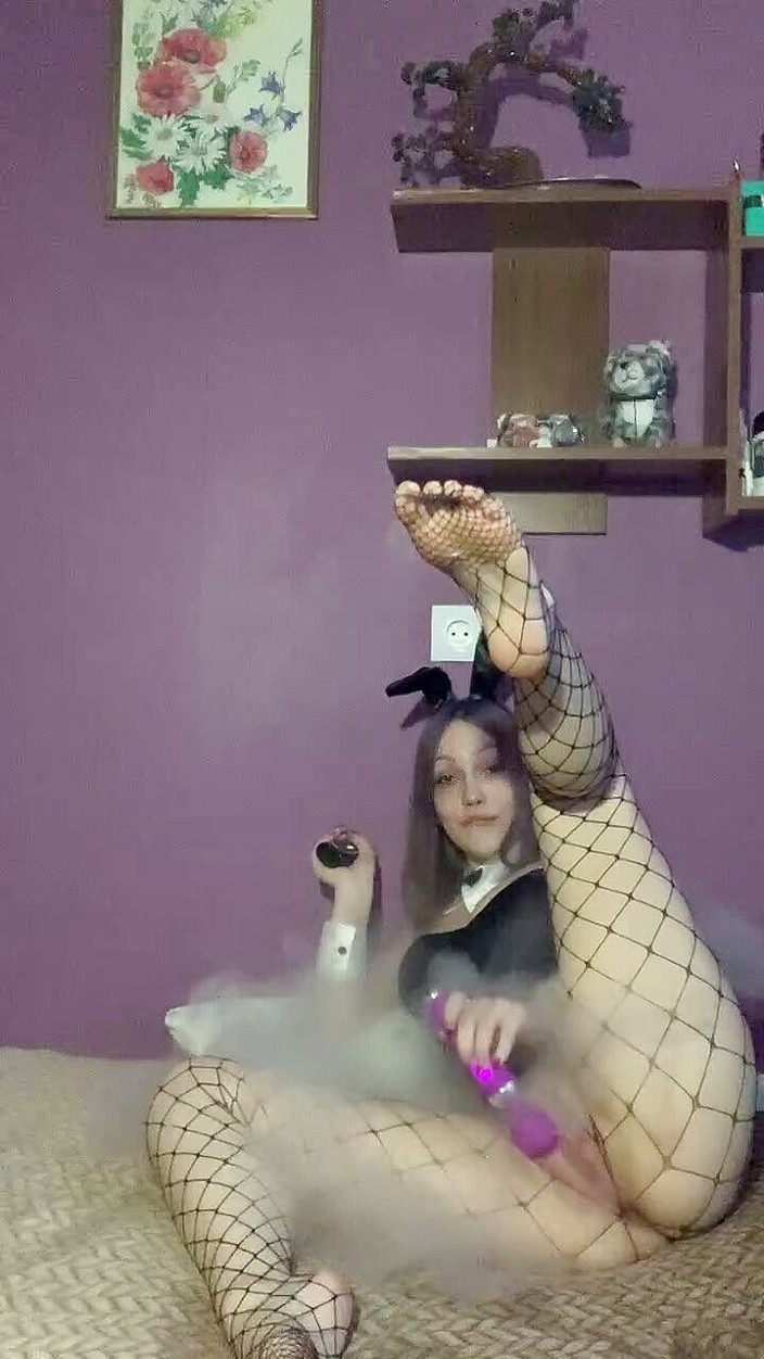 SashaSweet69: Дівчина-зайчик показує і дрочить свої дірки та вейп