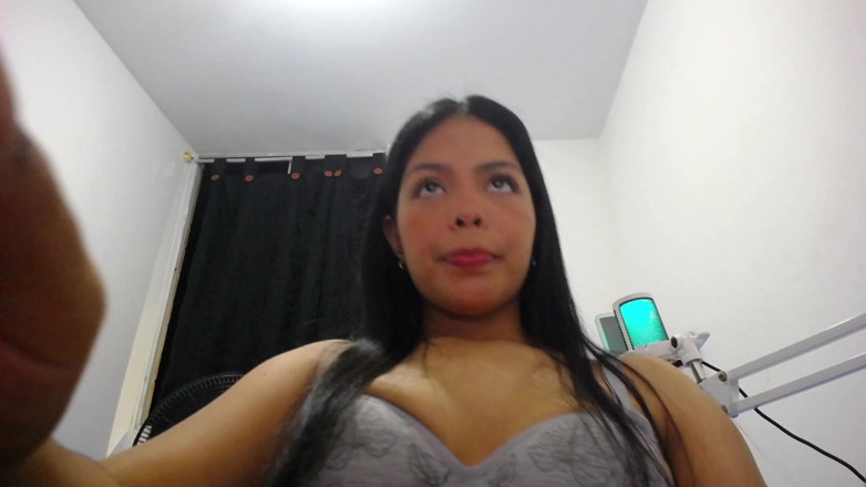 ZoeBeautiful: Buổi biểu diễn đầu tiên của tôi trước webcam - cởi quần áo...