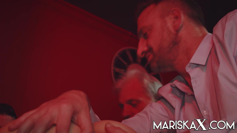 Mariska x: Olga Lovex被群交