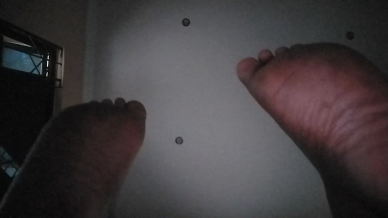 What-TheFetishQueen: Fofa gostosa abençoa você com seus pés flithy para você...