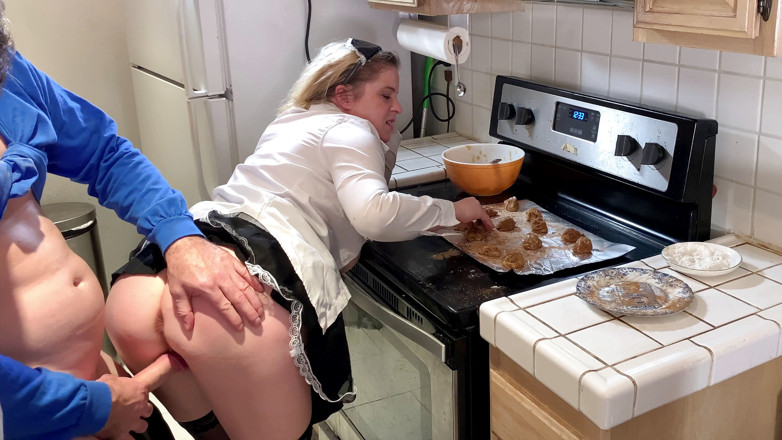 Erin Electra: Pembantu rumah mengambil zakar keras di dapur