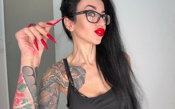 Julia domaina: Masturbare cu degetele, degete lungi cu culoare red matte unghii...