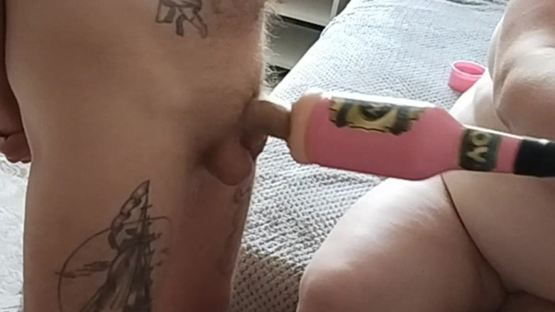 Zona901: Si sditalina un cazzo con una macchina del sesso e...