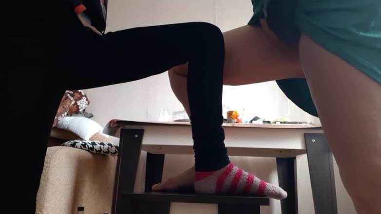 Lesbian-illusion: Kobieta w średnim wieku i studentka masturbują się na krzesłach