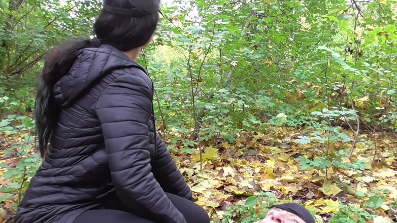 Femdom Austria: Spuck-session im wald