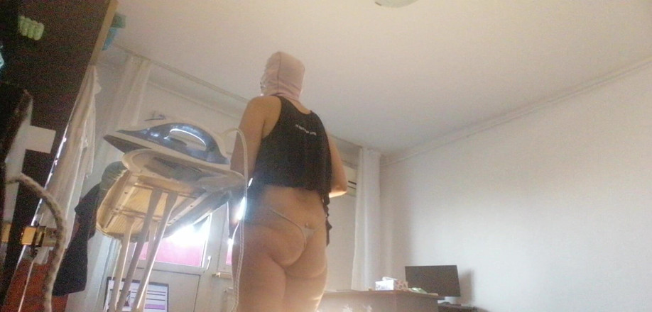Mirsur: Amateur-ehefrau macht hausarbeit nackt. Brünette mit behaartem muschi, dickem arsch.