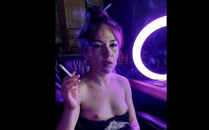 Blowjobs Alice: Una hermosa dama fuma un cigarrillo