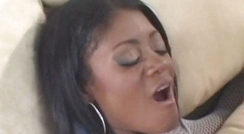 Black Jass: ragazza sexy e la sua compagna di stanza