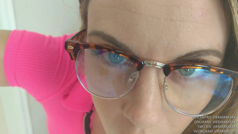 VieraMayXXX: Opiekunka do dziecka daje ci ręczną pracę POV