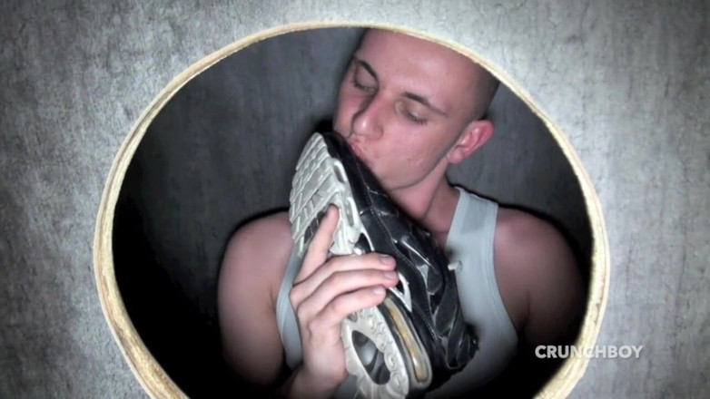 Sneaker gay: Plížková podřízená dominance v dírách slávy hetero