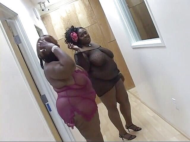 Best Butts: 백인 자지를 함께 빨아주는 흑인 비비의 얼굴을 핥는 흑인 비
