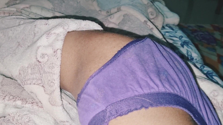 Nickey: Da sola in pantaloni