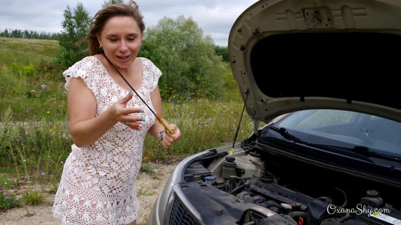 MILF Oxana: Une blonde stupide et une voiture calée