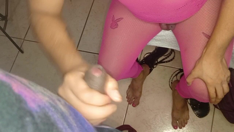 Ladyboy69: 美丽的变性人深喉口交一个好奇的男人的鸡巴