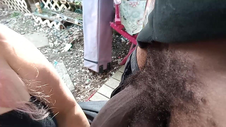 Kinglucero: Elle entraîne sa gorge dehors pendant que les voisins écoutent