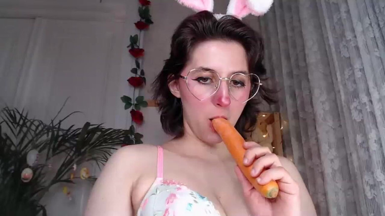 The Antichristrix: Seksi edepsiz Paskalya kamera gösterisi