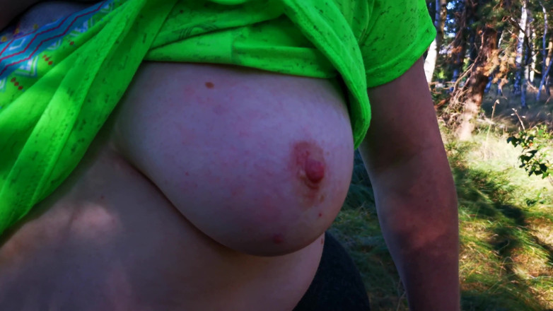 Bouncy Tits Action: Göğüsleri mandallıyor ve dövüyor