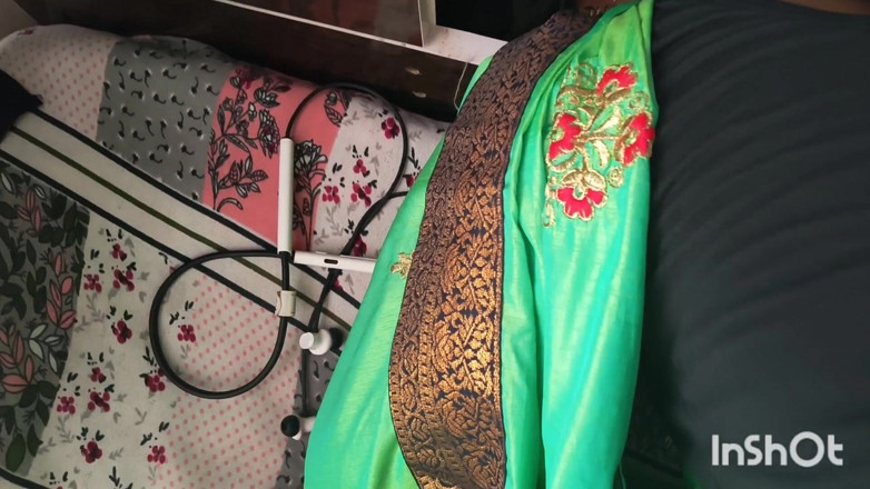 Desishycouple: Une bhabhi desi coincée dans son lit. Partie 1.