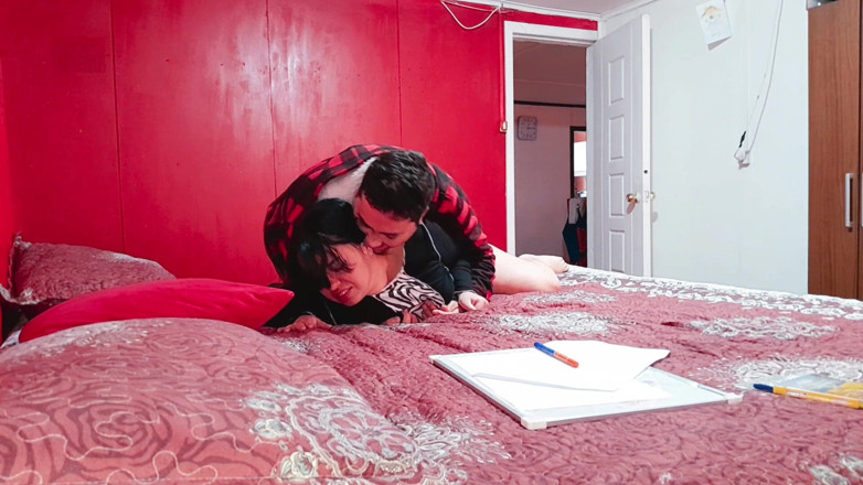 Kellyhotstepmom: Sexy perverzní nevlastní sestra je přistižena při kreslení velkého ptáka -...