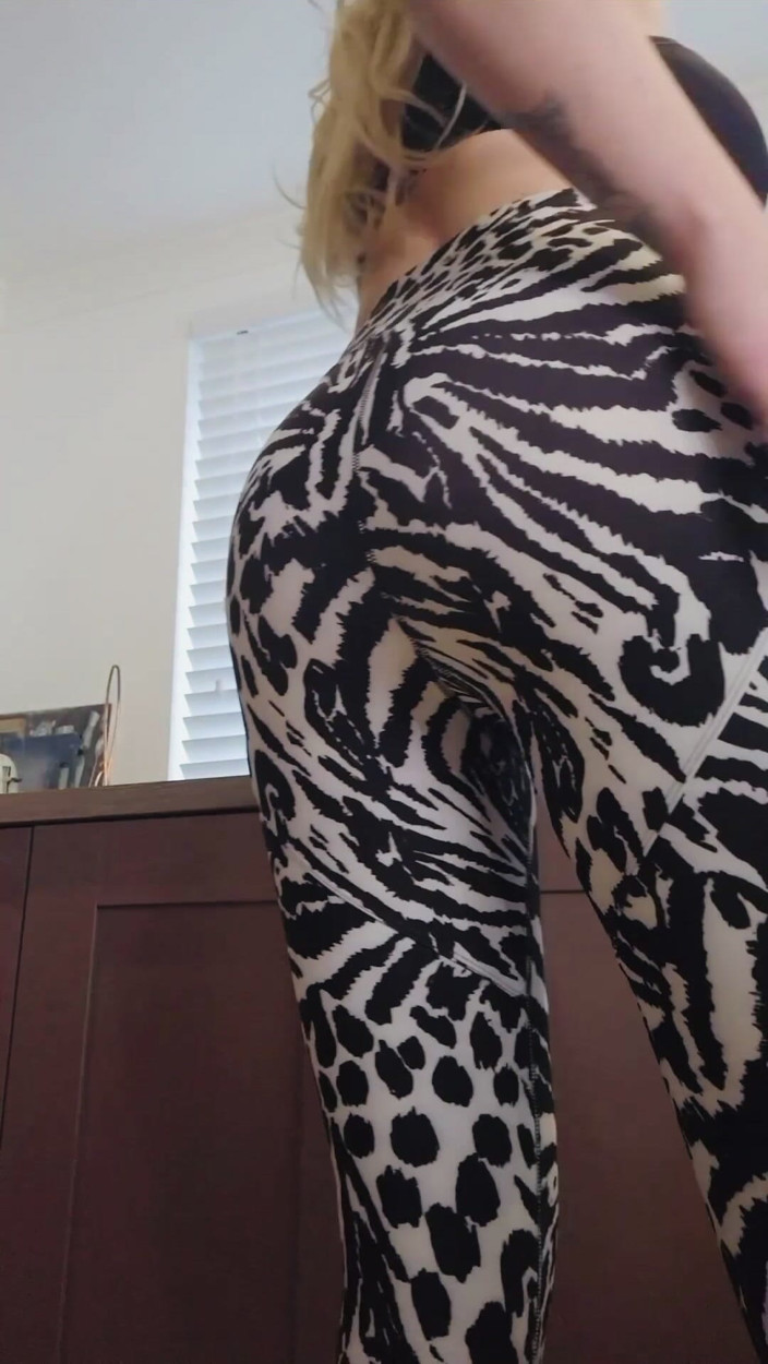 DanielleMaye: Chatte en sueur dans une salle de sport