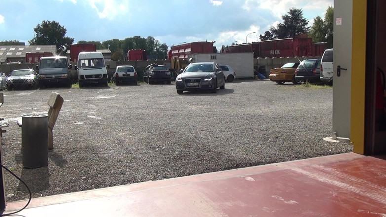 Erotic Club: Partouze dans le garage