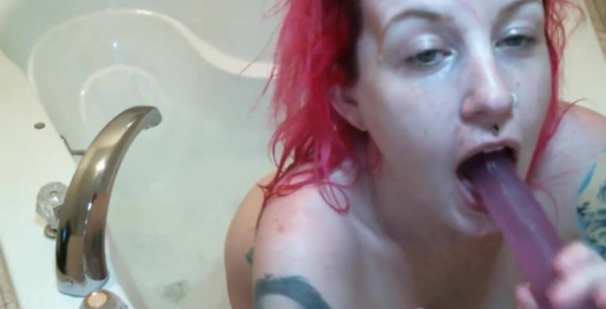 Lady Lazarus: Kijk hoe ik op mijn paarse dildo zuig