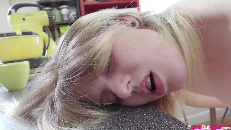 Girls Out West: Si blonde bertetek kecil Katie Gee menjolok pepek berbulunya di...