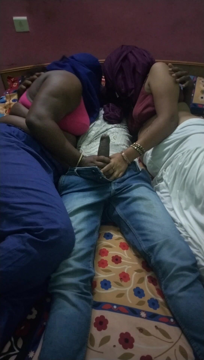 Benita sweety: Chupando polla, trío caliente tamil hablando sucio