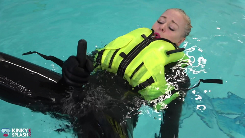 UKCuteGirl Lucy Lauren: Neoprene Lust: Potěšení v bazénu s nafukovacím šnorchlováním vest