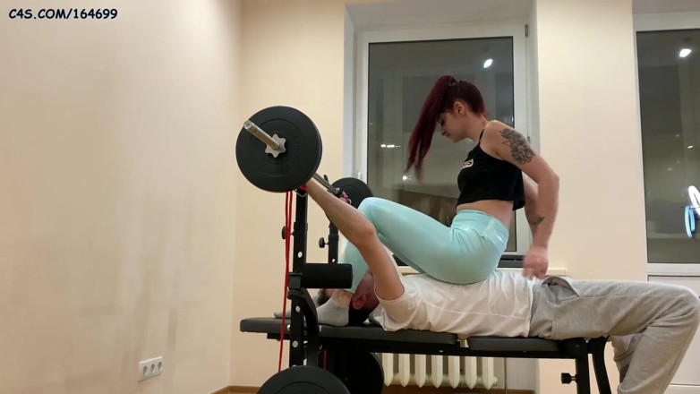 Petite Princesses Femdom: Bà chủ tóc đỏ sofi mặc quần legging màu xanh ngồi...