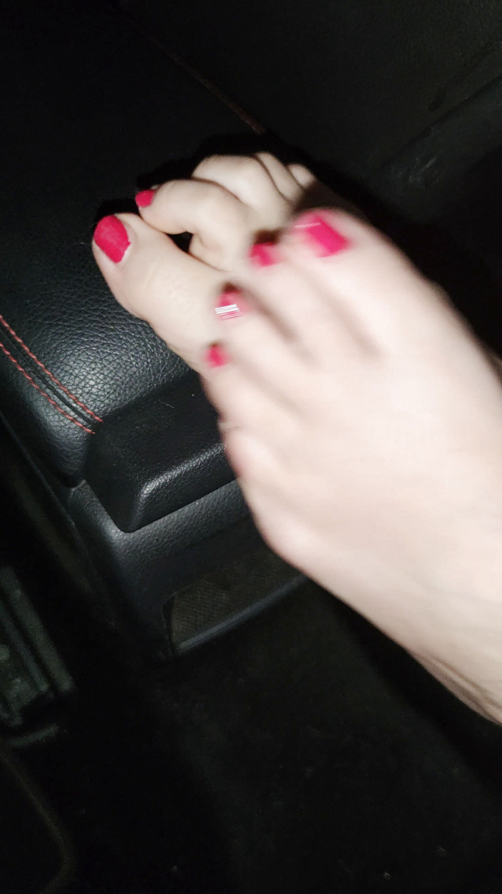 Gli Sfumatori Di Sperma: Slut showing me her feet in pantyhose