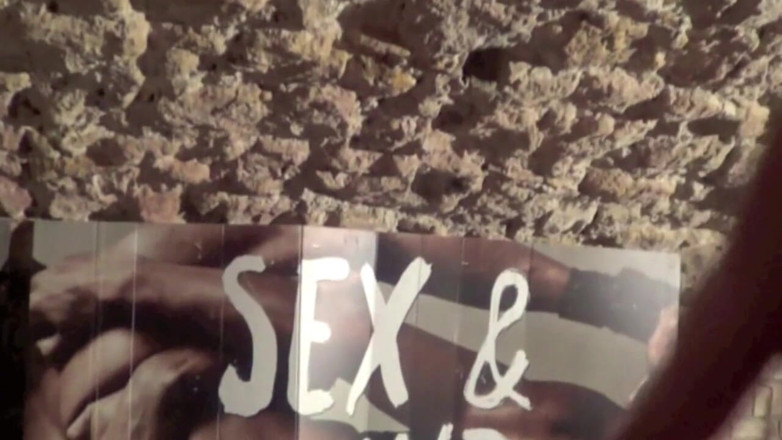 Gaybareback: 파리 지하에서 상탑 2개에게 따먹히는 트윈크