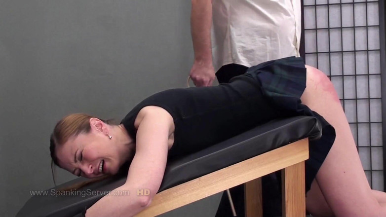 Spanking Server: Luca bella si cewek hot rambut cokelat lagi asik muasin...