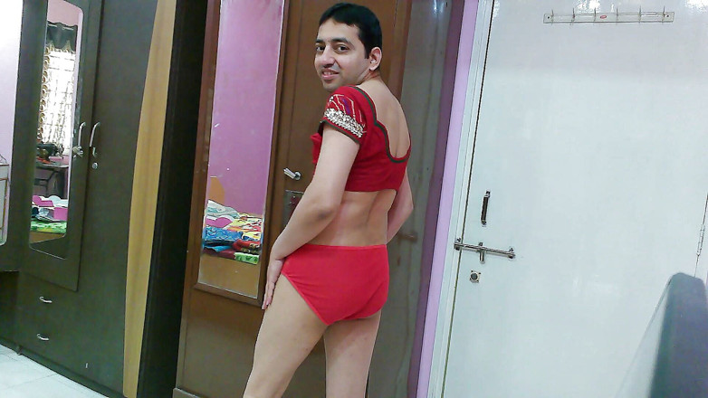 Cute & Nude Crossdresser: krop top aur painti mootte hue pyari bahin krosadresar phemboy...