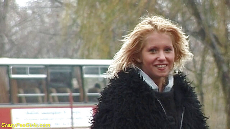 Crazy pee girls: Junges mädchen pisst auf der straße