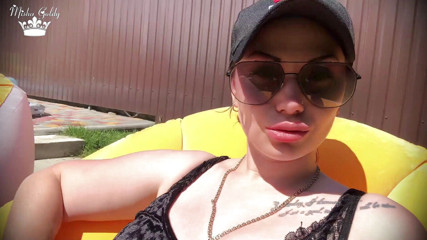 Goddess Misha Goldy: Hookah fumando al aire libre y labios grandes se burlan...