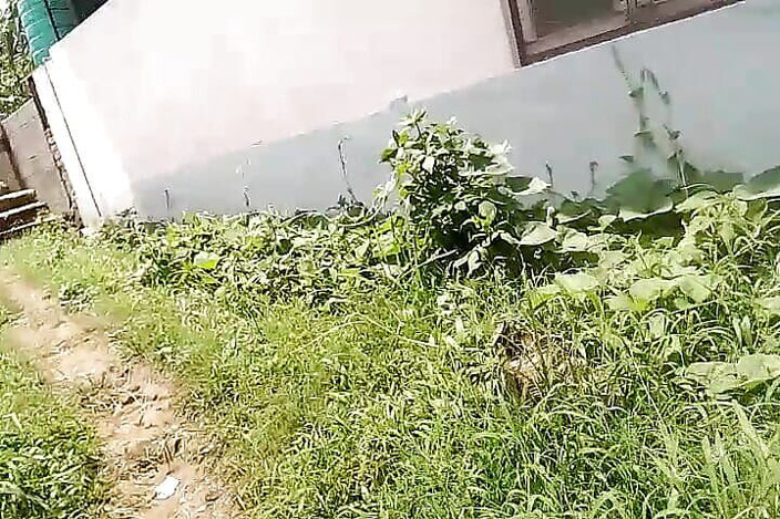 Thakursammy: kamre men gaya aur larki ko khud maalish karte dekha...
