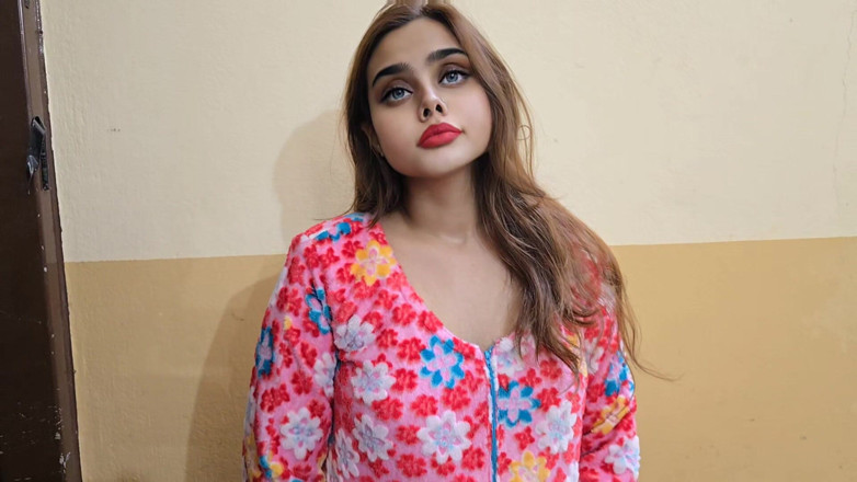 Saira Xsaim: Pakistani Beautiful Neighbors Wife Invite Young College Boy in Home