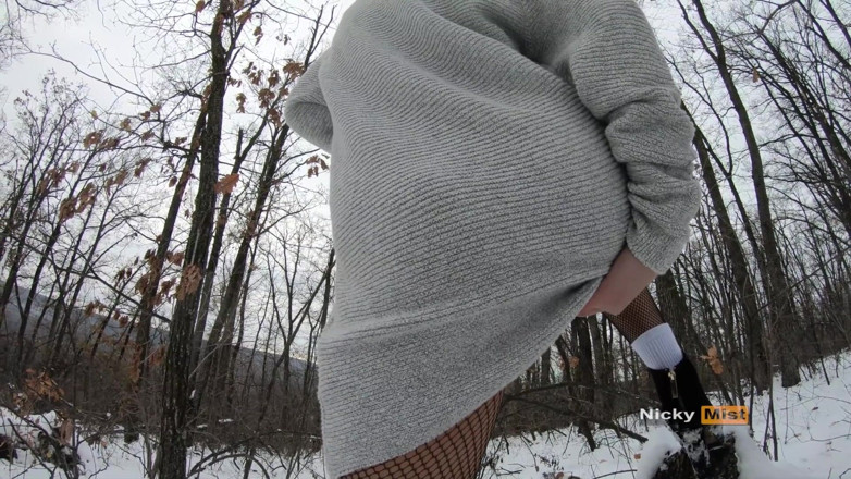 Nicky Mist: Sexy winter-brünettes häschen spielt im freien, es ist zu heiß,...