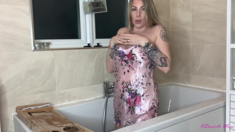 DanielleMaye: Cewek sange ini lagi asik ngentot memeknya pakai dildo ukuran...