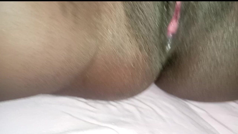 moreen22: Une grosse chatte joue avec un jouet