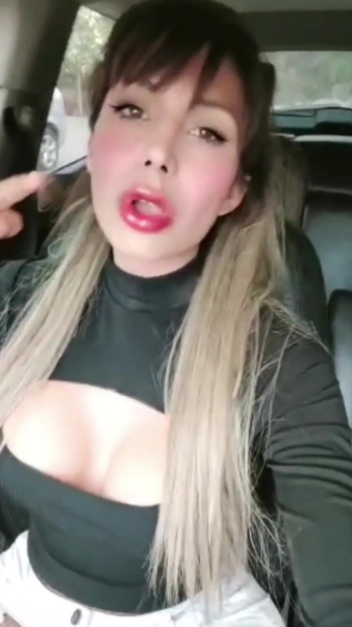 Barbietransxxxx: Я хотів здійснити багато сексуальних фантазій, які я мав мастурбувати на відкритому повітрі, тому я роздягався в своїй машині.