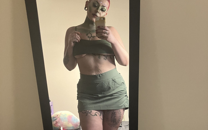 Athena: Ivy, grosse PAWG empoisonnée, se doigte la chatte et le...