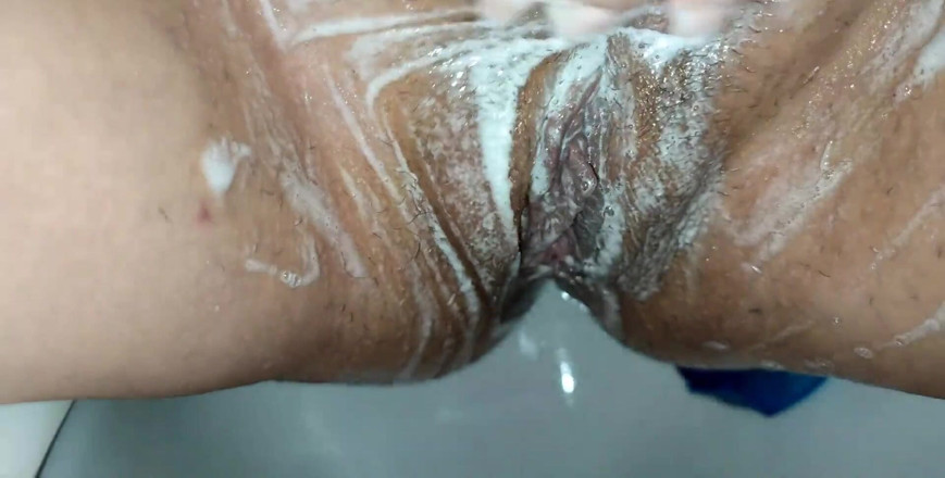 Erica Sweet: La babysitter si lava la figa mentre è seduta in bagno...