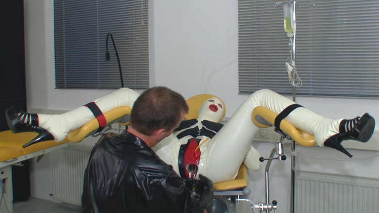 Rubber & Clinic Studio - 1ATOYS: Gummislyna på gynchair del 1