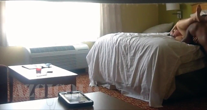 AZGIGOLO: Une chaudasse blonde visite ma chambre d'hôtel pour déjeuner