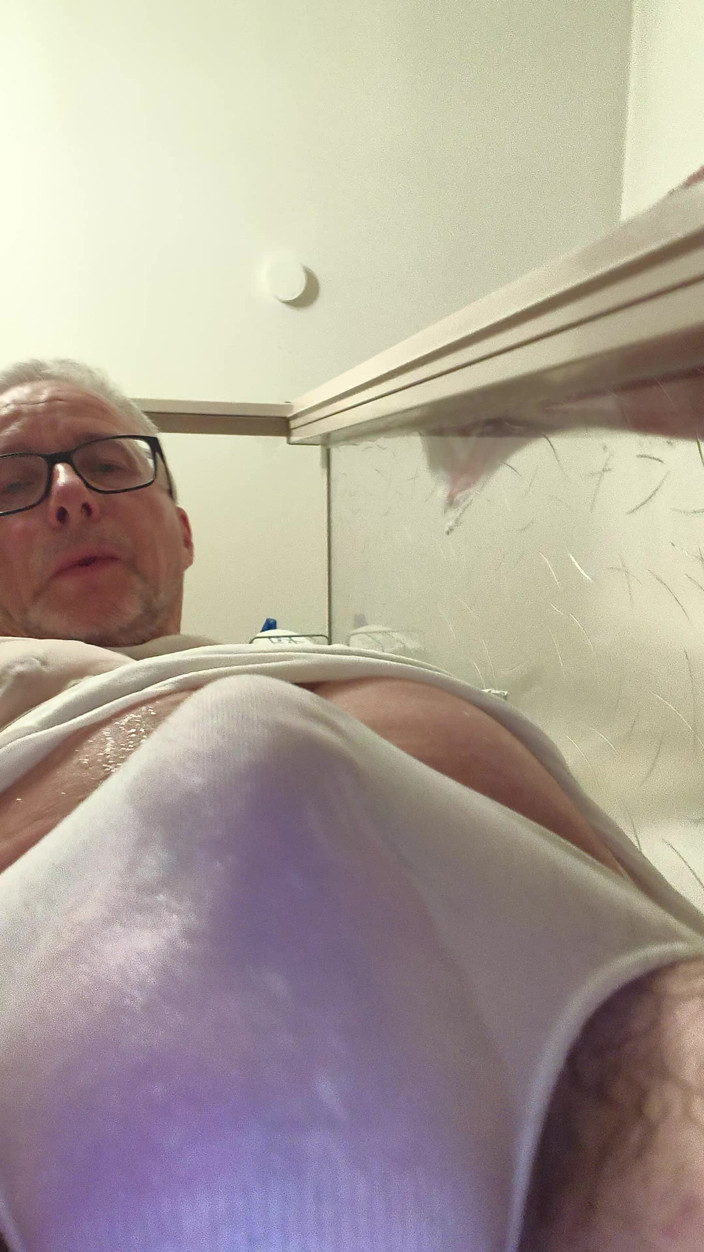 loenne1: Nasses T-shirt Und Nasse Unterhose Beim Duschen