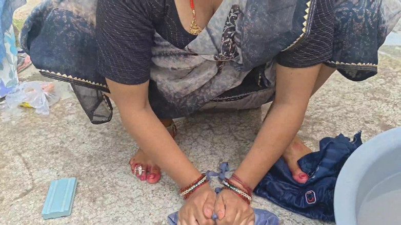 Sexy baby girl: Mengongkek adik ipar semasa dia membasuh pakaian di padang