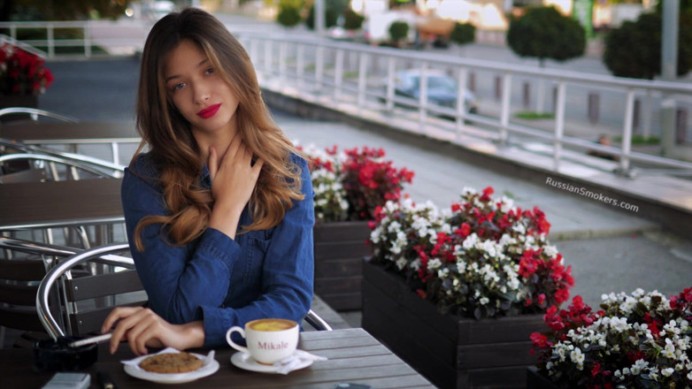 Russian Smokers: Si cantik Rusia magnetik bermain dengan asap rokok