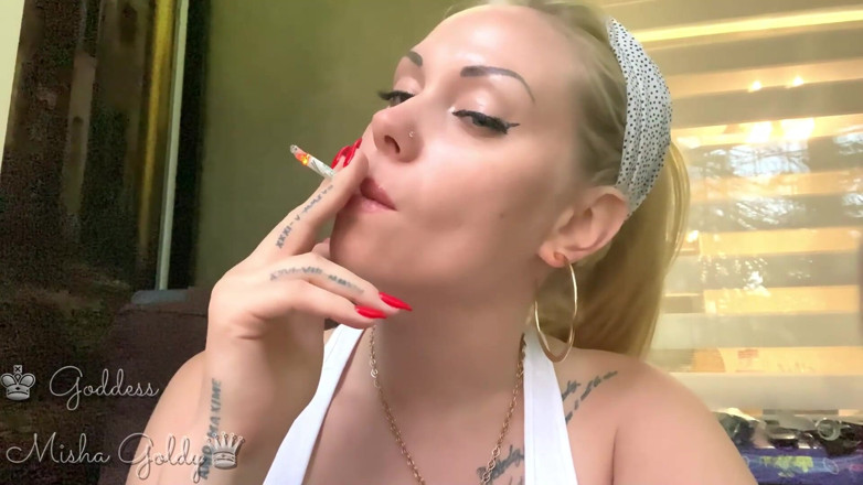 Goddess Misha Goldy: Я знаю, що ти радий знову побачити, як я курю! Інструкція з дрочки
